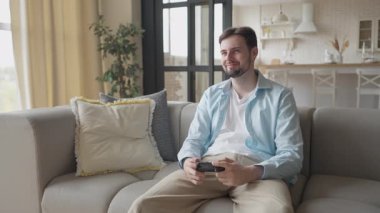 Genç adam video oyununa daldı, Seviyeyi Tamamlayamadıktan sonra yemin etti. Kısa saçlı adam üzgündü çünkü oyunda Zorlu Seviyeyi geçemiyordu. Yüksek kalite 4k görüntü