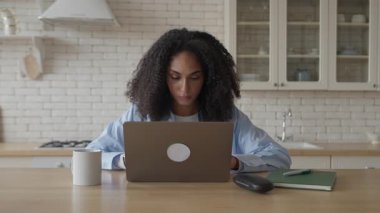 Dizüstü bilgisayardaki belgeleri inceleyen, derinlemesine düşünen, görevleri çözen ciddi bir kadın. Uzaktan Uzaktan Çalışan Kadın Odaklanma Detaylara Odaklanma, Bilgi Analizi. Yüksek kalite 4k görüntü