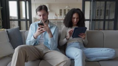 Nişanlı Çift Paylaşımı, Tablet Ekranı Oturma Rahatlığı. Modern Ev İçi, Dijital Etkileşim, Rahat Atmosfer, Keyifli Teknoloji Konforlu Yaşam Tarzı. Yüksek kalite 4k görüntü