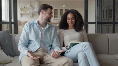 Başarılı İşbirliği: Evde yapılan anlaşmadan sonra gülümseyen ortakların el sıkışması. Pozitif İş Ortaklığı, Dostça Tartışma, Ortak Anlayış, Mutlu İşbirliği. Yüksek kalite 4k görüntü