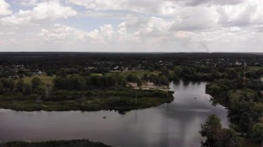 Hava Aracı Manzarası Manzaralı Nehir ve Berrak Yeşillik Serene Manzarası 'nı Yakalıyor. Çarpıcı Doğa Görüntüleri Huzurlu Çevre, Yansıtıcı Su, Canlı Yeşil Alanlar. Seyahat için mükemmel.