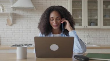 Telefondaki kadın, sevinçle tepki veriyor, mutlu bir şekilde el çırpıyor. Konuşma esnasında Heyecan, Zevk Verme, İyi Haberleri Parlak, Modern İç Kesimlerle Kutlama