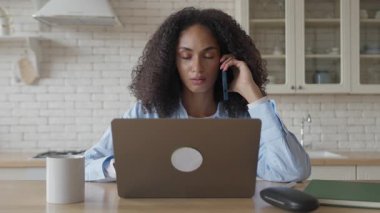 Telefondaki endişeli kadın, kafa karışıklığı, internette çalışırken endişe. Konforlu bir mutfakta oturmak, ciddi bir sohbete dalmak, hayal kırıklığına uğramak, beklenmedik haberlere tepki vermek...