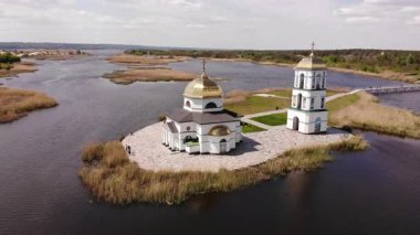 Hava Aracı Kilisenin Çemberini Vurdu, Göz kamaştırıcı Mimariyi Çekti. Su ve Doğa ile çevrili Tarihi Dini Şehrin Manzarası. Nefes Kesen Hava Bakış Açısı Kültür Mirası