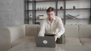 Ofiste dizüstü bilgisayarla çalışan, zorlu görevi düşünmek için duraklayan bir adam. Üretkenlik Uzaktan Çalışması, Karar Verme, Yaratıcı Süreç, Şirket Mesleki Yaşam Teması İçin Mükemmel Görsel