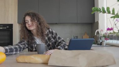 Yeşil Elma 'yı yakında marketten ararken gösteren neşeli kadın. Modern Mutfak Ayarlarında Dostça Konuşma, Sağlıklı Yaşam Tarzını Destekleme, Doğal Gıda Seçimleri. Yüksek kalite 4k görüntü