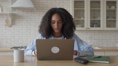 Mırıldanırken e-posta yazıyorum. Mutfaktan kahve getiren sakin kadın. Üretken Sabah Titreşimleri, Odaklanmış Kadın Serbest Çalışan Stylish Parlak İç Mekanda Rahat Uzaktan Çalışmalar Yapıyor