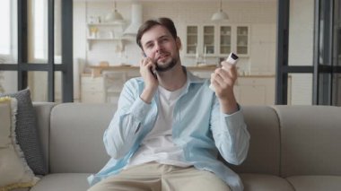 Kafası karışmış bir adam telefonda metroda oturuyor, evdeki koltukta sorular soruyor. Beklenmedik Ürün Konsepti, Müşteri Destek Çağrısı, Günlük Hüsran veya Parlak İç Kesimde Modern Hayat Problemi Çözümü