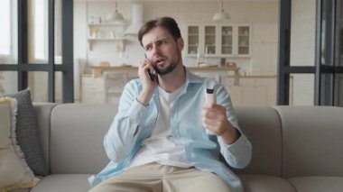 Koltukta oturan bir adam, şüpheli bir yüz ifadesiyle tüpe bakıyor. Karmaşa, Ürün İncelemesi, Tüketici Seçimi, Cilt Soruları, Günlük Rutin Tereddüt gibi kavramlar İçin Mükemmel Görsel