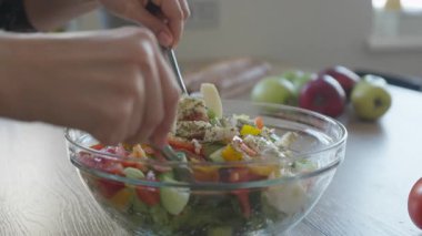 Taze sebze salatasıyla Mozzarella 'yı Parlak Mutfak Sahnesi' nde karıştırıyorum. Sağlıklı Aşçılığın Mükemmel Sahnesi, Taze Malzemeler, Ev Yapımı Yemek Hazırlama, Yaşam Tarzı Konsepti, Lezzetli, Renkli Yemekler