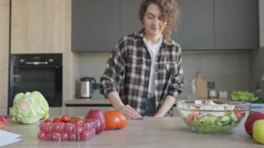 Parlak konforlu evde taze salata hazırladıktan sonra mutfak tezgahını silmek. Temiz Yemek, Sağlıklı Yaşam Tarzı, Ev Bakımı, Ev İşleri, Hijyenik Mutfak, Günlük Yaşam Teması İçin Mükemmel