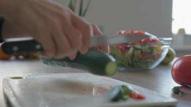 Sağlıklı sebze salatası için salatalık dilimleme tahtasına yakın plan. Sağlıklı Yemek pişirme, Taze Malzemeler, Organik Yaşam Tarifleri, Ev Mutfağı Hazırlama İçin Mükemmel