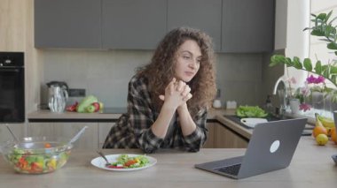 Yemek molasında mutfaktan bir kadının arkadaşıyla görüntülü konuşması. Arkadaşça Çevrimiçi Konuşma, Günlük Ev Atmosferi, Sağlıklı Yemek, Rahatlamış Ruh hali, Gün ortası Dijital Bağlantı
