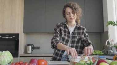 Sağlıklı ev yapımı yemekler için Parlak Mutfak 'ta salata kasesine Mozzarella ekliyorum. Taze Malzemelerin Mükemmel Yakın Çekimi, Canlı Renkler, Sağlıklı Yaşam Tarzı, Ev Yapımı Pişirme, Lezzetli Hazırlık