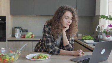 Parlak Mutfak Sahnesinde otururken Görüntü Çağrısında Fikir Tartışması. Uzaktan çalışma, beyin fırtınası, modern iletişim, yaşam tarzı dengesi ve ofis verimliliği kavramları için mükemmel.