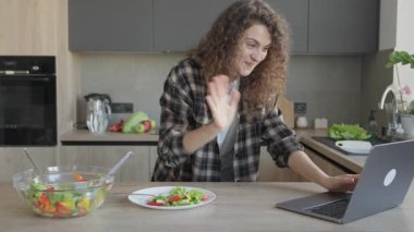 Sıcak mutfakta taze salatayla dururken videoda 