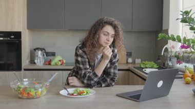 Bright Cozy Kitchen Ayarları 'nda Beklenmedik haberler alınıyor. Şık Mutfak 'ta çevrimiçi sohbet sırasında, Çevrelenmiş, Taze Malzemelerle Çevrilmiş Genç Kadın Sürprizle Karşılaşıyor