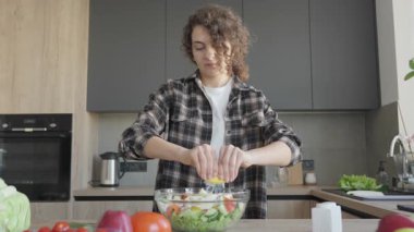 Işıl ışıl mutfağında limon suyu sıkan sağlıklı bir kadın. Taze İçişleri, Modern İçişleri, Temiz Yeme Konsepti, Doğal Işık, Ev Yemekleri, Sıhhatler Rutini