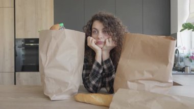 Alışverişten sonra ne pişireceğimi düşünürken sonra da fikirle parmaklarını şıklatıyor. Konforlu Mutfakta Yaratıcı Anlar, Günlük Yaşamı Gösterme, İlham, Sağlıklı Yeme, Ev İşleri, Taze Malzemeler