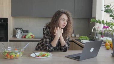 Parlak mutfakta konuşurken görüntülü konuşma sırasında kendini ifade eden kadın. Evden İletişim, Uzaktan Bağlantı, Canlı Konuşma, Sıcak Atmosfer, Gerçek Duygular Yakalandı