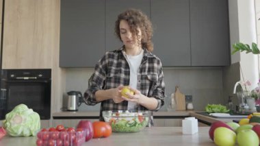 Parlak modern mutfakta salataya taze limon sıkıştıran kadın. Sağlıklı Yaşam Tarzı, Ev Yapımı Yemekleri, Organik Malzemeler, Günlük Rutin Sağlık Konsepti, Ev Yemeği Hazırlama, Doğal Lezzetler