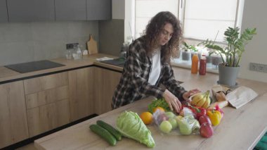 Market gezisinden sonra taze sebzeleri mutfak tezgahında ayırıyorum. Parlak Doğal Işık Organik Üretimi, Yurtiçi Yaşam Tarzı, Sağlıklı Yemeyi, Sürdürülebilirliği, Mutfak Düzenlemesini Destekliyor