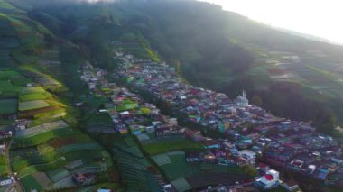 Nepal van Java köyünde ve Sumbing Dağı, Java, Endonezya 'da renkli yığınlar inşa eden evlerin hava manzarası