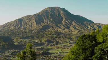 Areial view Mount Batur, Endonezya 'nın Bali adasında Agung Dağı' nın kuzey batısında yer alan iki eş merkezli kalderanın merkezinde yer alan aktif bir volkandır..
