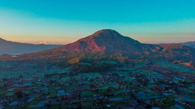 Areial view Mount Batur, Endonezya 'nın Bali adasında Agung Dağı' nın kuzey batısında yer alan iki eş merkezli kalderanın merkezinde yer alan aktif bir volkandır..