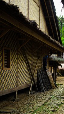 Uzak Baduy köyü yemyeşil ve sık ağaçlarla çevrili gizli bir mücevherdir. Bu huzurlu ortam eşsiz bir kültüre bir bakış sunuyor.,