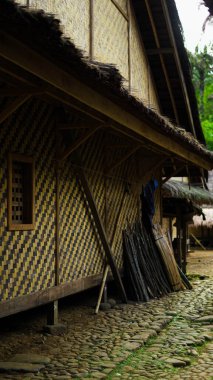 Uzak Baduy köyü yemyeşil ve sık ağaçlarla çevrili gizli bir mücevherdir. Bu huzurlu ortam eşsiz bir kültüre bir bakış sunuyor.,