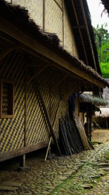 Uzak Baduy köyü yemyeşil ve sık ağaçlarla çevrili gizli bir mücevherdir. Bu huzurlu ortam eşsiz bir kültüre bir bakış sunuyor.,