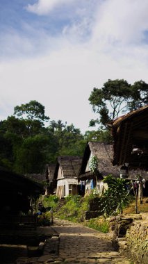 Baduy Luar 'da çocuklar evlerinin önündeki basit bir sahada neşeyle futbol oynarlar. Kahkahaları havayı dolduruyor, topluluk ruhunu kutluyor..