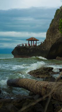 Banten, Endonezya 'da güzel bir sahil dalgalarla dolu uçurumların tepesinde duruyor. Rahat bir dinlenme yeri çarpıcı kıyı şeridini mükemmel bir şekilde gösteriyor..