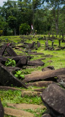 Gunung Padang, Piramit Dağı olarak da bilinir, Batı Java, Endonezya 'da bulunur. Bu tarihi yer, yoğun yeşil bitki örtüsüyle çevrili.