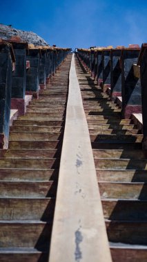 Bromo Dağı 'nda çarpıcı bir gündoğumu canlı bir günbatımını gözler önüne seriyor. Bulutlar zirveyi zarifçe kaplıyor ve Doğu Java' nın doğal güzelliğini gözler önüne seriyor..