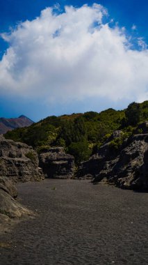 Bromo Dağı 'nda çarpıcı bir gündoğumu canlı bir günbatımını gözler önüne seriyor. Bulutlar zirveyi zarifçe kaplıyor ve Doğu Java' nın doğal güzelliğini gözler önüne seriyor..