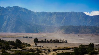 Bromo Dağı 'nda çarpıcı bir gündoğumu canlı bir günbatımını gözler önüne seriyor. Bulutlar zirveyi zarifçe kaplıyor ve Doğu Java' nın doğal güzelliğini gözler önüne seriyor..