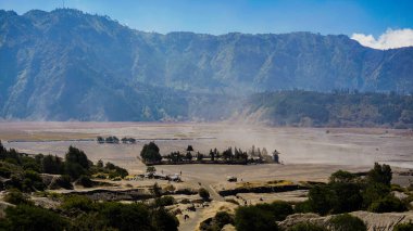 Bromo Dağı 'nda çarpıcı bir gündoğumu canlı bir günbatımını gözler önüne seriyor. Bulutlar zirveyi zarifçe kaplıyor ve Doğu Java' nın doğal güzelliğini gözler önüne seriyor..