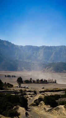 Bromo Dağı 'nda çarpıcı bir gündoğumu canlı bir günbatımını gözler önüne seriyor. Bulutlar zirveyi zarifçe kaplıyor ve Doğu Java' nın doğal güzelliğini gözler önüne seriyor..