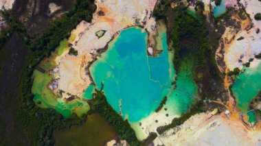 Tanjung Pinang 'daki Bintan Mavi Gölü büyüleyici renkleri ve yumuşak beyaz kum tepecikleriyle büyülenir. Suyun canlı renkleri resim gibi bir manzara yaratır.