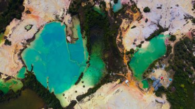 Tanjung Pinang 'daki Bintan Mavi Gölü büyüleyici renkleri ve yumuşak beyaz kum tepecikleriyle büyülenir. Suyun canlı renkleri resim gibi bir manzara yaratır.