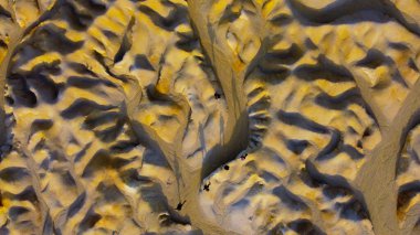 Tanjung Pinang 'daki Bintan Mavi Gölü büyüleyici renkleri ve yumuşak beyaz kum tepecikleriyle büyülenir. Suyun canlı renkleri resim gibi bir manzara yaratır.