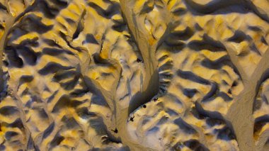 Tanjung Pinang 'daki Bintan Mavi Gölü büyüleyici renkleri ve yumuşak beyaz kum tepecikleriyle büyülenir. Suyun canlı renkleri resim gibi bir manzara yaratır.