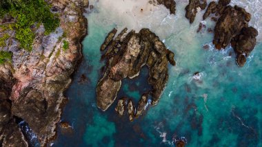 Endonezya 'nın mavi sularıyla Bali sahilindeki dik uçurumların havadan görünüşü
