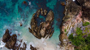 Endonezya 'nın mavi sularıyla Bali sahilindeki dik uçurumların havadan görünüşü