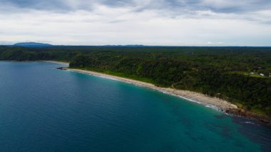 Endonezya 'nın mavi sularıyla Bali sahilindeki dik uçurumların havadan görünüşü