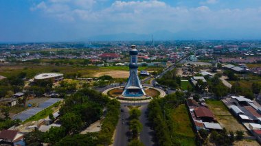 Sabah ışığında Lombok 'un şehir anıtının nefes kesici hava manzarasını deneyin. Canlı şehir manzarasının hayat ile uyanışına tanık olun..