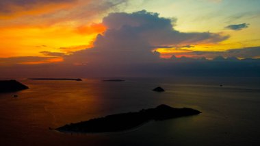 Norveç manzara günbatımı ada kayaları deniz yolculukları güzel varış yerleri Traena adaları cennet manzarası.