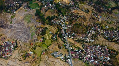 Lombok 'taki Sade Köyü' nün havadan görünüşü bereketli tarım arazilerini ve yoğun nüfuslu evleri gün ortası güneşinin altında gözler önüne seriyor..